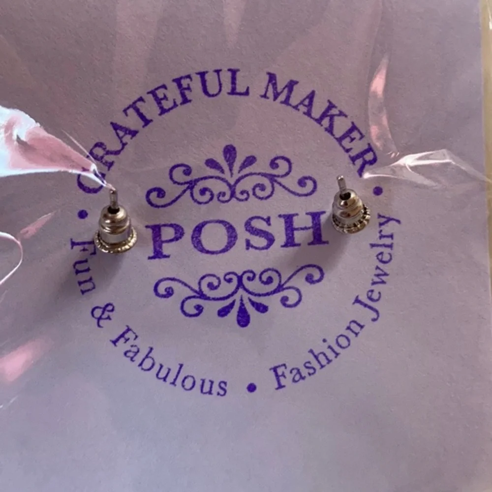 Adorable fashion earrings - Picture 2 of 3